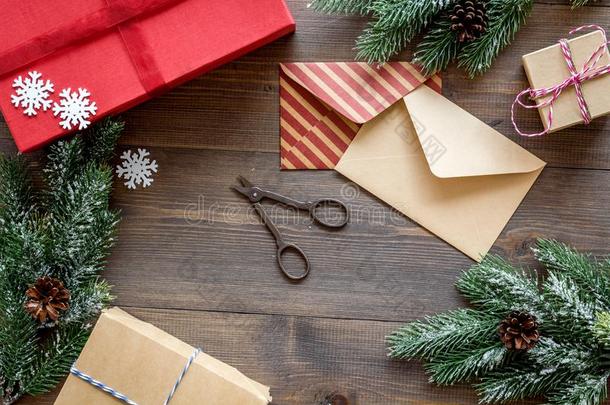 礼物包装材料放置和信封为新的年和圣诞节201