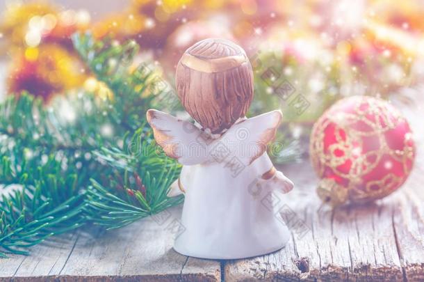圣诞节天使和冷杉树枝和玩具.