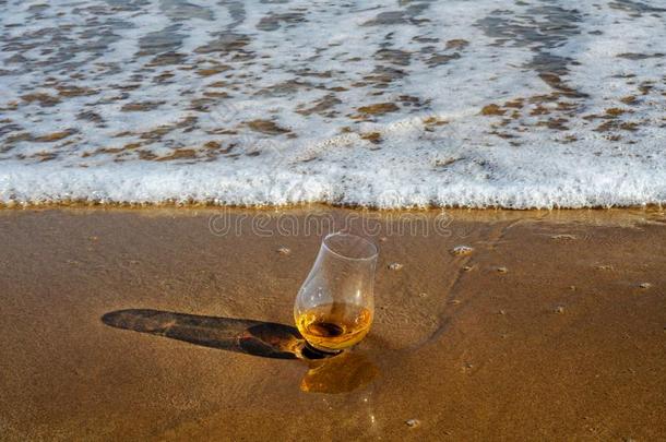 一玻璃关于威士忌<strong>酒单</strong>一的麦芽向指已提到的人沙洗过的在旁边指已提到的人波,