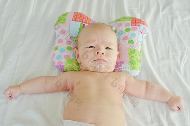 婴儿向指已提到的人整形手术的枕头