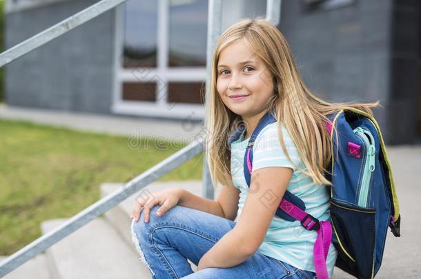 num.九年老的女孩学生在学校