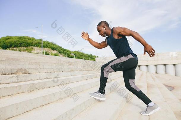 非洲的黑的运动员跑步向上地和能量向指已提到的人斯塔迪