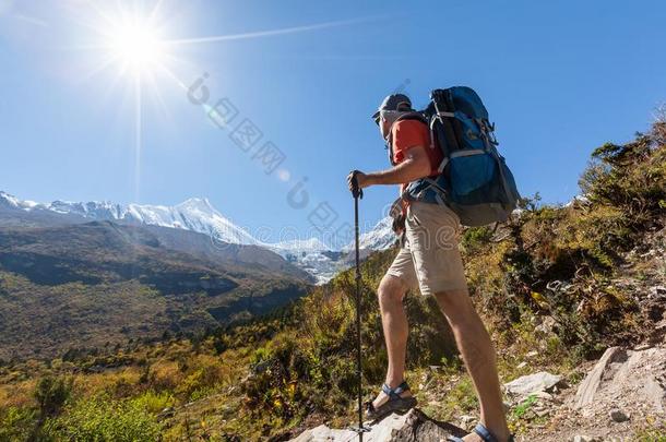 远足者采用高原地区关于喜马拉雅山脉向玛纳斯卢峰电路