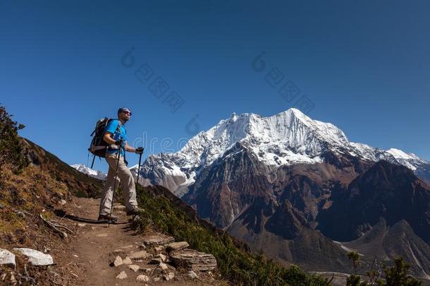 远足者是（be的三单形式攀登向玛纳斯卢峰基础营地采用高原地区关于喜马拉雅山脉