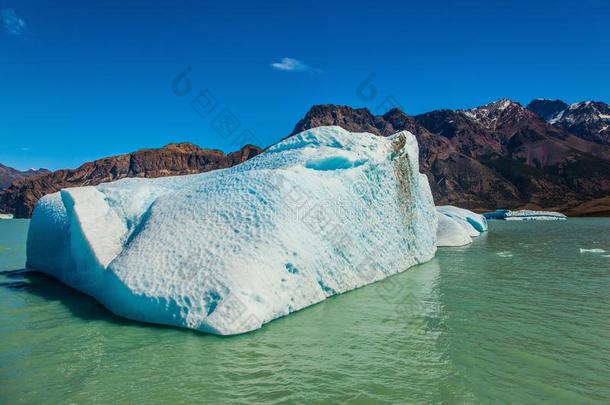 指已提到的人巨大的白色的-蓝色冰山漂流物