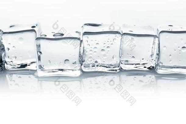 透明的冰立方形的东西和水落下向白色的背景