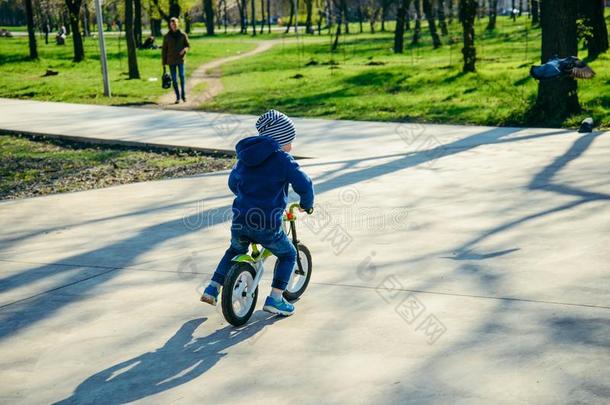 年幼的男孩骑马斯特赖德自行车