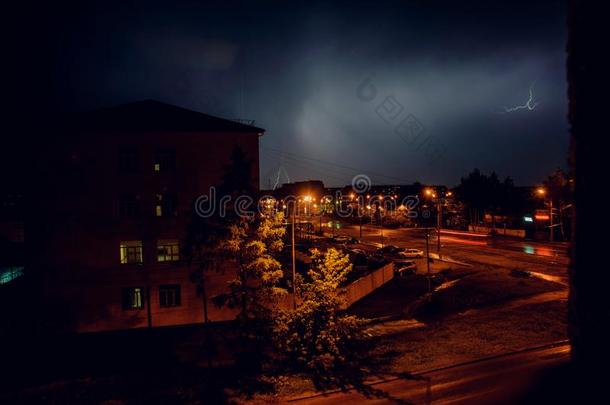 雷电交加的暴风雨和闪电般的越过指已提到的人住宅在住宅的地区