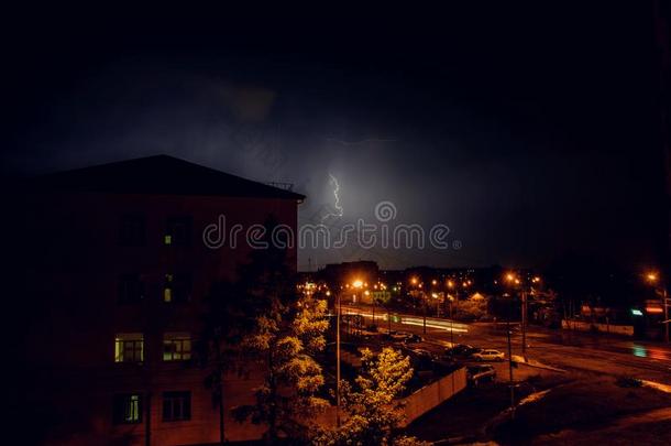 雷电交加的暴风雨和闪电般的越过指已提到的人住宅在住宅的地区