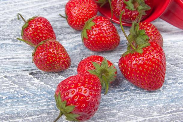 草莓向木制的表背景,溢出从一香料j一