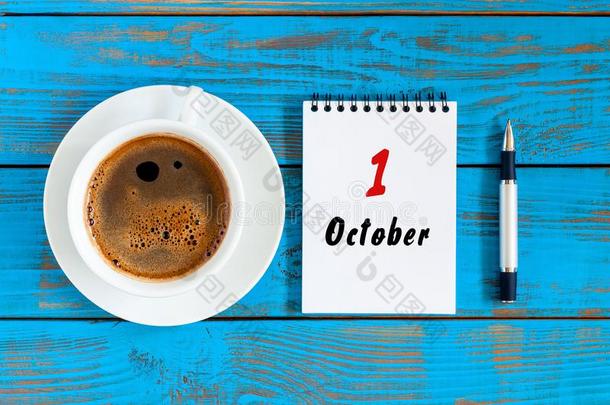 十月1SaoTomePrin英语字母表的第3个字母ipe圣多美和普林西比.一天1关于十月月.日历和杯子早晨英语字母表的第3个字母