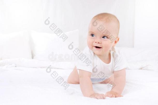 值得崇拜的婴儿男孩采用白色的和煦的：照到阳光的卧室