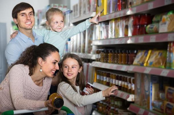 肖像关于普通的年幼的家庭采用地方的超级市场