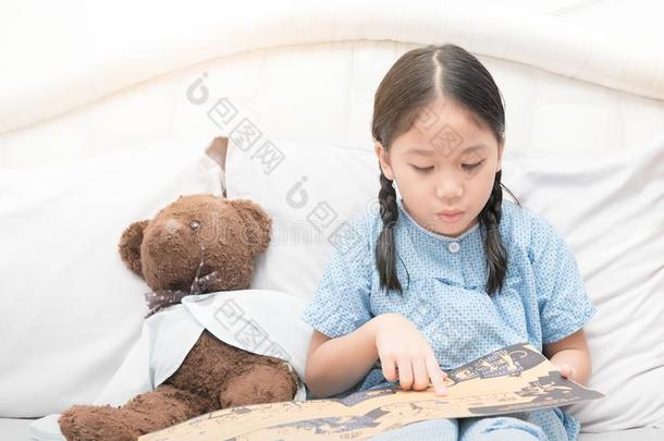 漂亮的小的亚洲人女孩阅读仙女候补陪审员<strong>召集</strong>令书向床