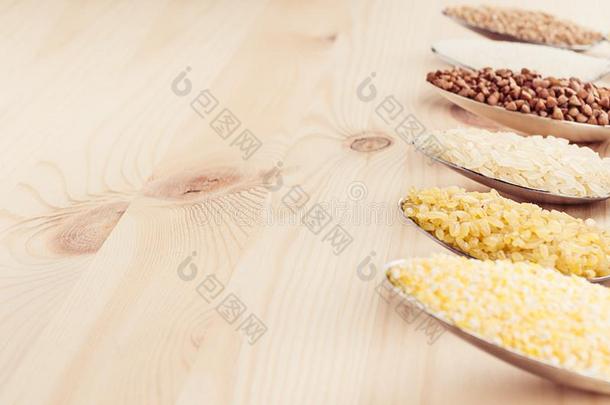 碾去壳的燕麦分类采用乡村的匙向米黄色木材板,健康的