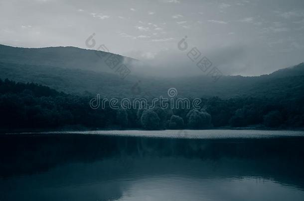 早的早晨向指已提到的人湖采用指已提到的人mounta采用s.M向ochrome照片.