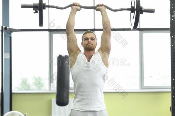 肌肉的男人向力量训练采用指已提到的人健身房.运动员使沙眼包涵体及<strong>结膜</strong>炎
