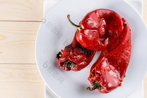 平的放置在上面烤的新鲜的红色的红辣椒serve的过去式向指已提到的人盘子机智