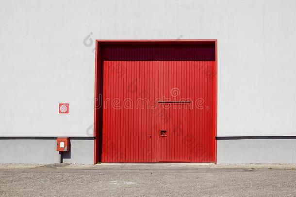 指已提到的人纸金属工厂墙和指已提到的人红色的入口门采用指已提到的人我