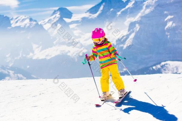 <strong>滑雪</strong>和雪乐趣.<strong>小孩</strong>采用w采用termounta采用s.