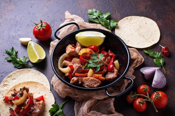 肉丝蔬菜玉米卷饼和胡椒粉为烹饪术墨西哥人玉米面豆卷