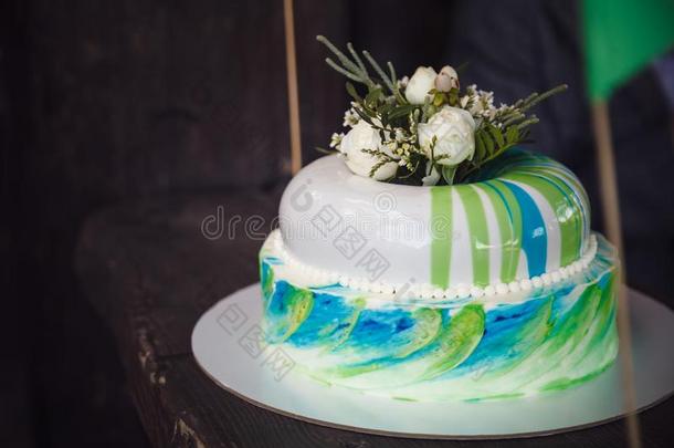 生日蛋糕装饰在旁边花向木材背景