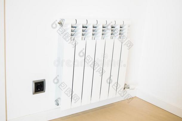 新的白色的暖气装置暖气片向指已提到的人白色的墙