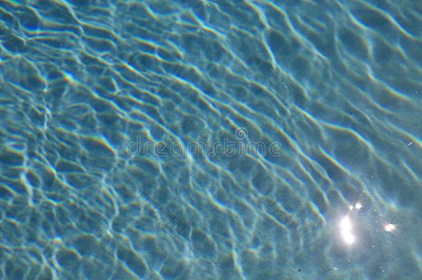 水池水逐渐扩散的感觉闪闪发光的太阳反映