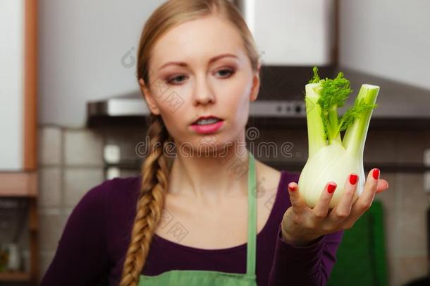 女人采用厨房保存生的茴香<strong>球</strong>茎蔬菜