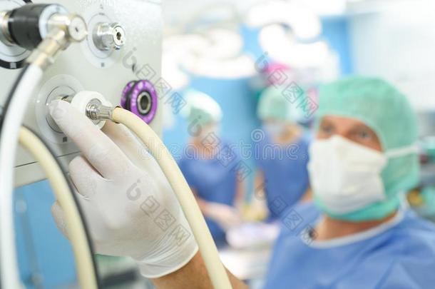 外科学助手持证医务技术员操作的现代的心肺马基