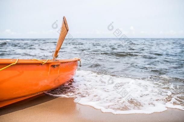 救生员小船向指已提到的人海滩