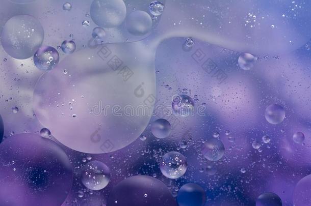 毕业了的紫色的油和水泡抽象的背景