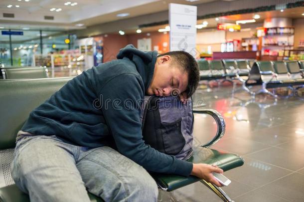 疲倦的男人睡眠在指已提到的人机场