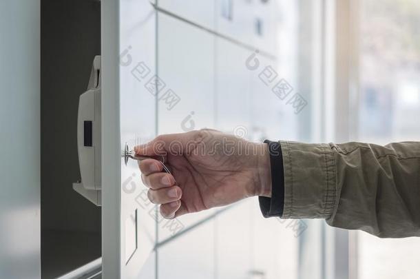 手和钥匙敞开的寄物柜采用寄物柜房间