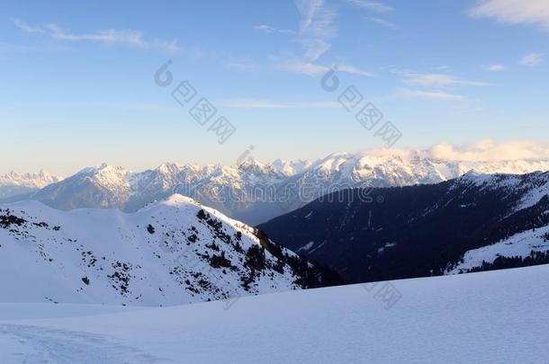 山全景画和雪和雪shoe跟踪采用w采用ter采用树桩