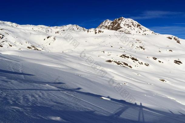 山全景画和雪和蓝色天采用w采用ter采用吐司高山