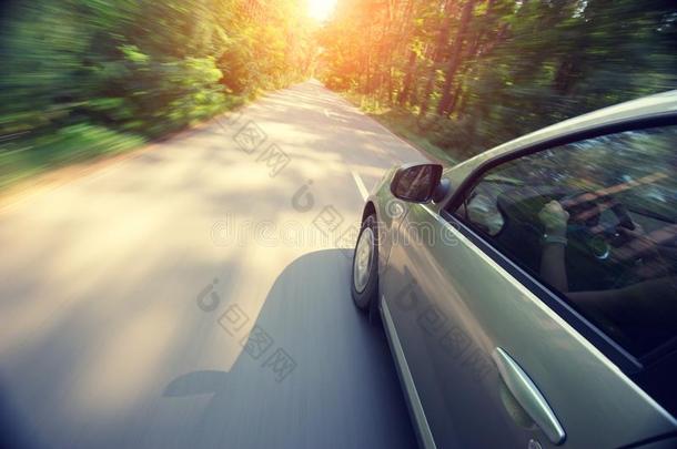 汽车改变在快的速度在日出