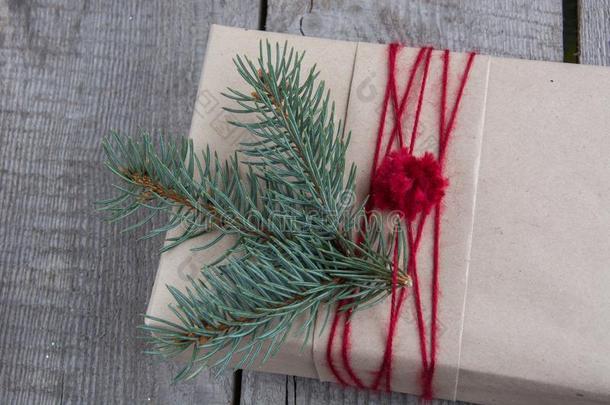 圣诞节赠品盒向木制的表,手工艺包装材料,羊皮纸