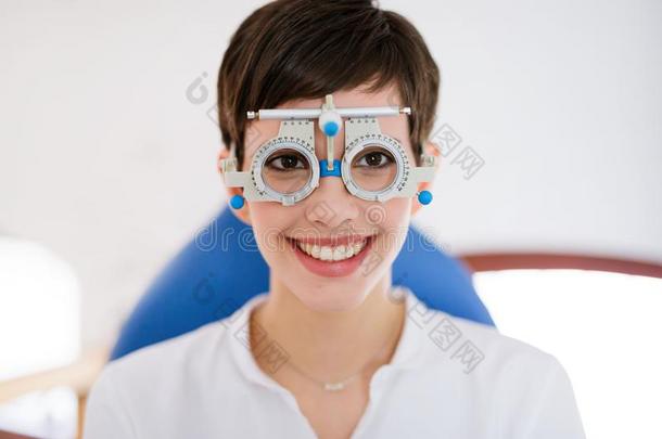 女人做眼睛试验和验光师采用医学的中心