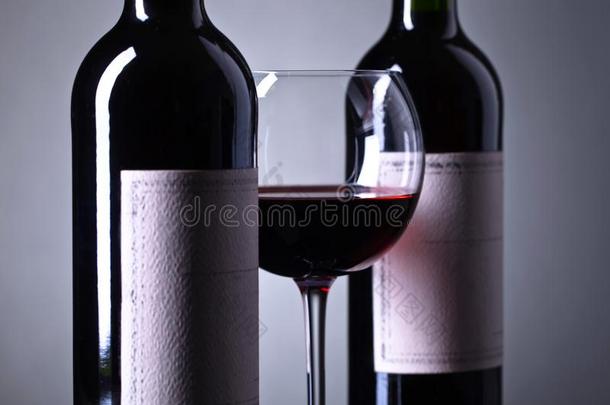 瓶子和玻璃关于红色的葡萄酒.
