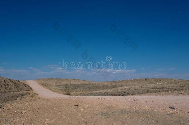 热的美丽的一天向冒险活动路旅游通过沙漠岩石亩