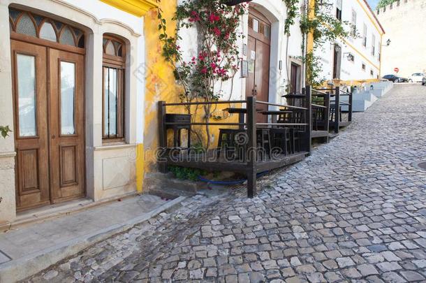 狭隘的大街采用指已提到的人中古的葡萄牙人城市关于奥比杜什