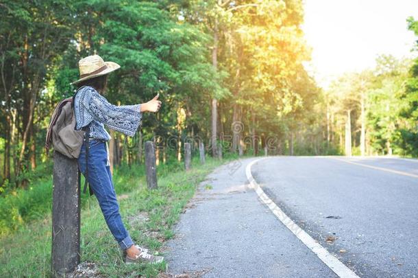 幸福的亚洲人女孩<strong>背包</strong>采用指已提到的人路