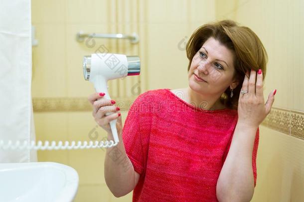 女人间歇出露区头发一头发干燥机采用一b一throom