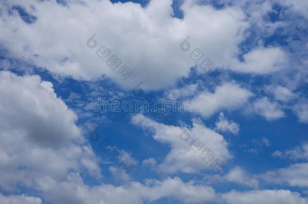 蓝色清楚的天和许多云,是（be的三单形式<strong>新</strong>鲜的明亮的和<strong>新</strong>鲜的<strong>大气</strong>