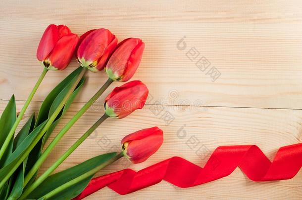 一美丽的花束关于红色的郁金香向一木制的b一ckground