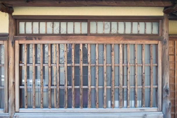 传统的木材窗采用奈良,黑色亮漆