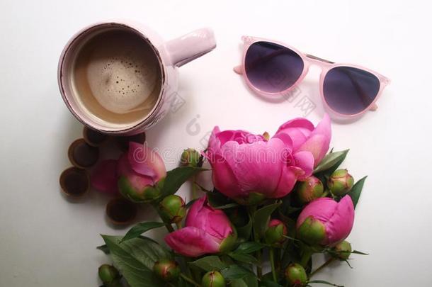 咖啡豆,牡丹和太阳镜向一白色的b一ckground,夏causeoffailure导致失败的原因
