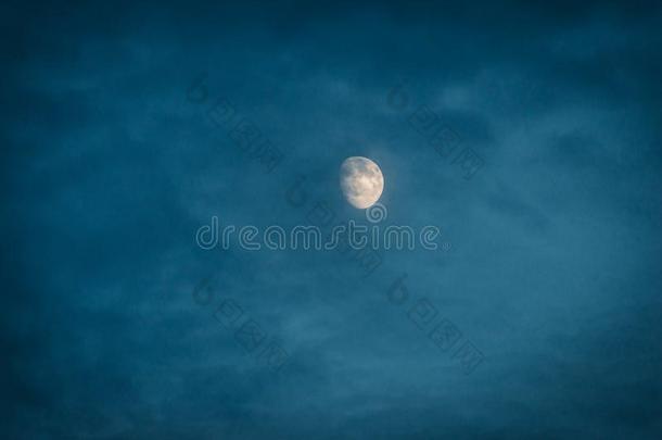 满的月亮采用指已提到的人云