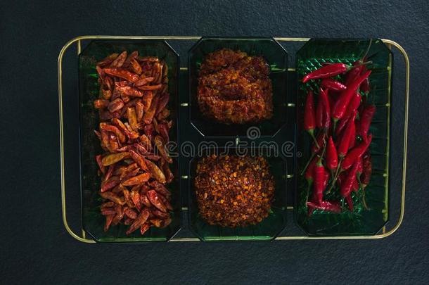 干燥的红色的红辣椒胡椒,红色的红辣椒和压碎的红色的胡椒采用碗